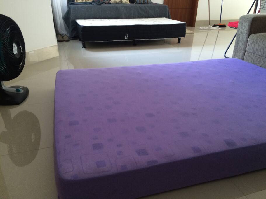 Colchão de casal na sala.