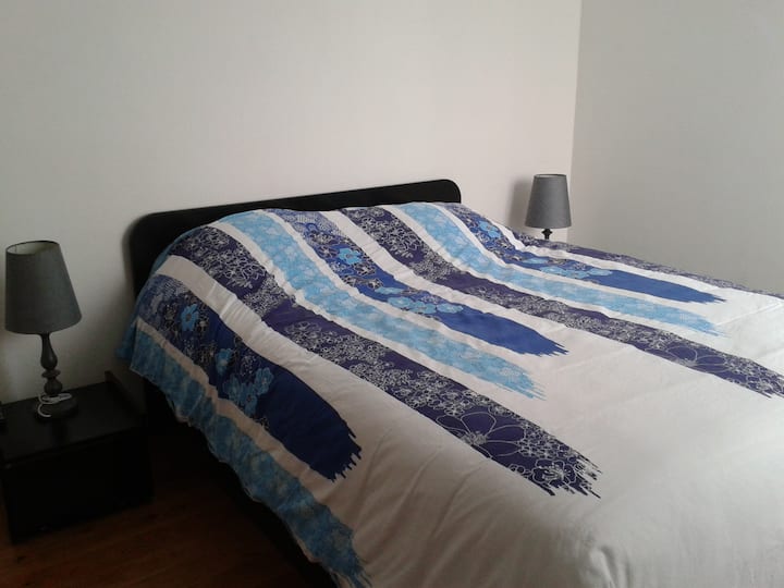 dormitorio con suelo de parqué también