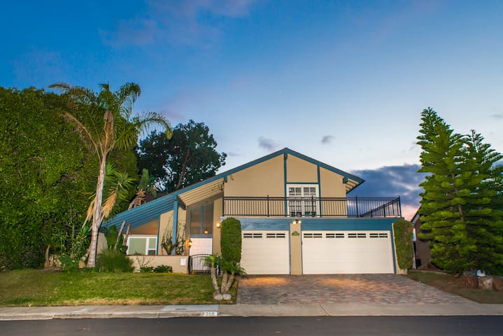 Modern Family Home w/ Great Loc. & Comfy Beds gallery image 2