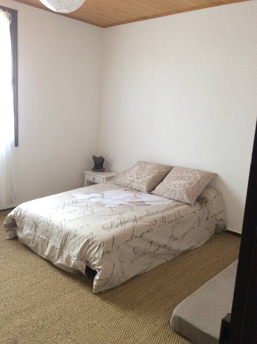 Chambre équipée d'un lit 2 personnes et un lit en 80 si besoin ( lit bébé sur demande)