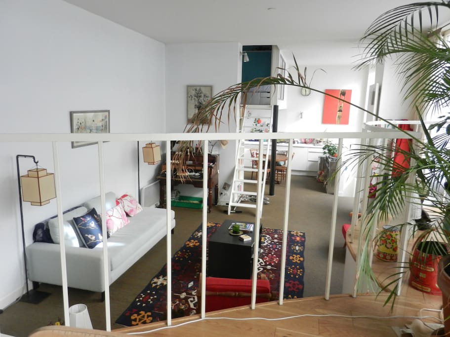 Le salon et l'escalier de la chambre bleue