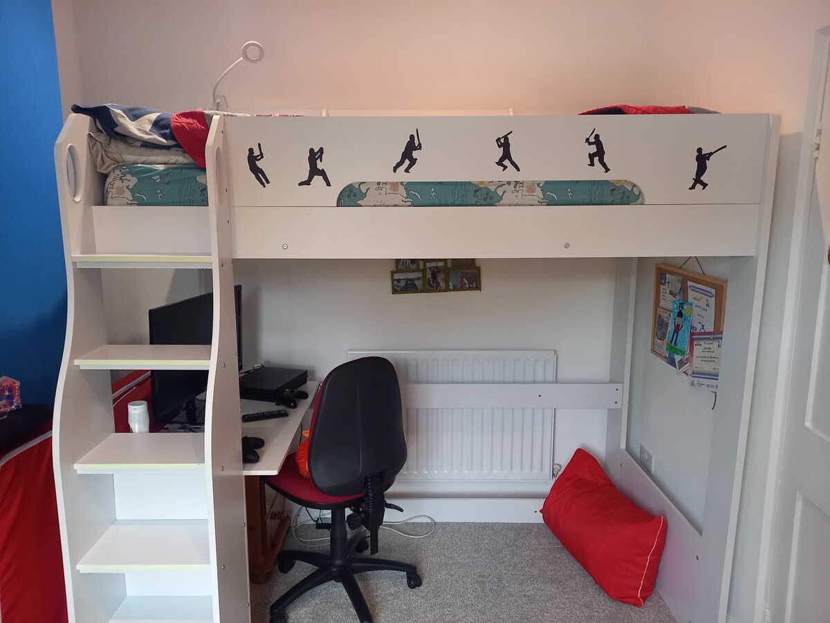 ที่นอนสูงพร้อมโต๊ะทำงานด้านล่าง 