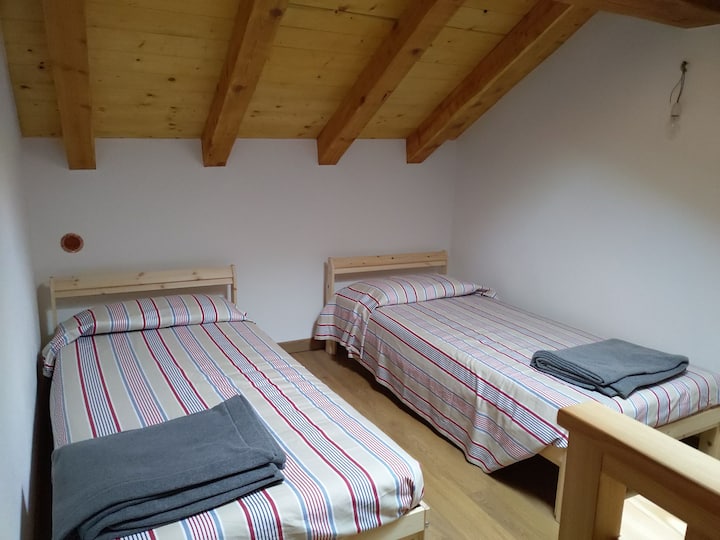 SPAVAĆA SOBA 3 s 2 kreveta za jednu osobu dimenzija 90 x 200 cm