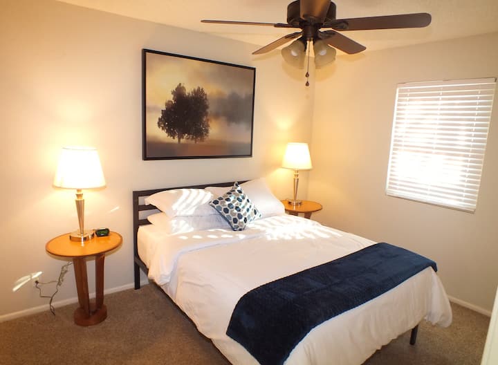 ห้องนอนที่ 3 พร้อมพัดลมเพดานเตียงควีนไซส์และพื้นที่ตู้เสื้อผ้า 