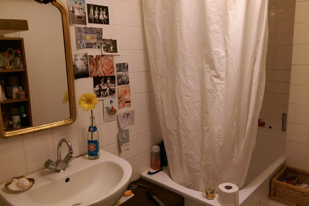 Gemütliches Bad mit Badewanne zur Mitbenutzung