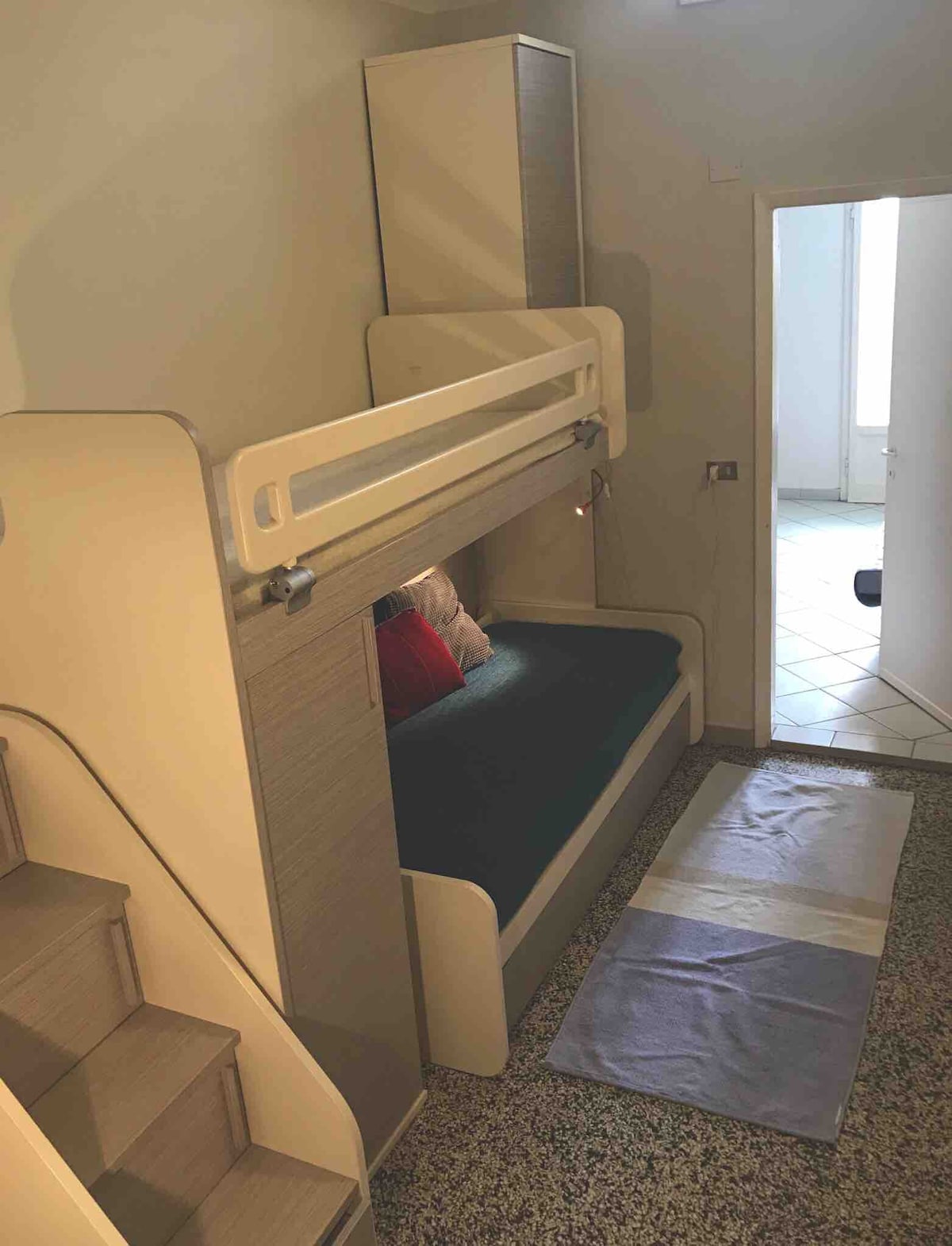 Ოთახი ერთადგილიანი საწოლებით.