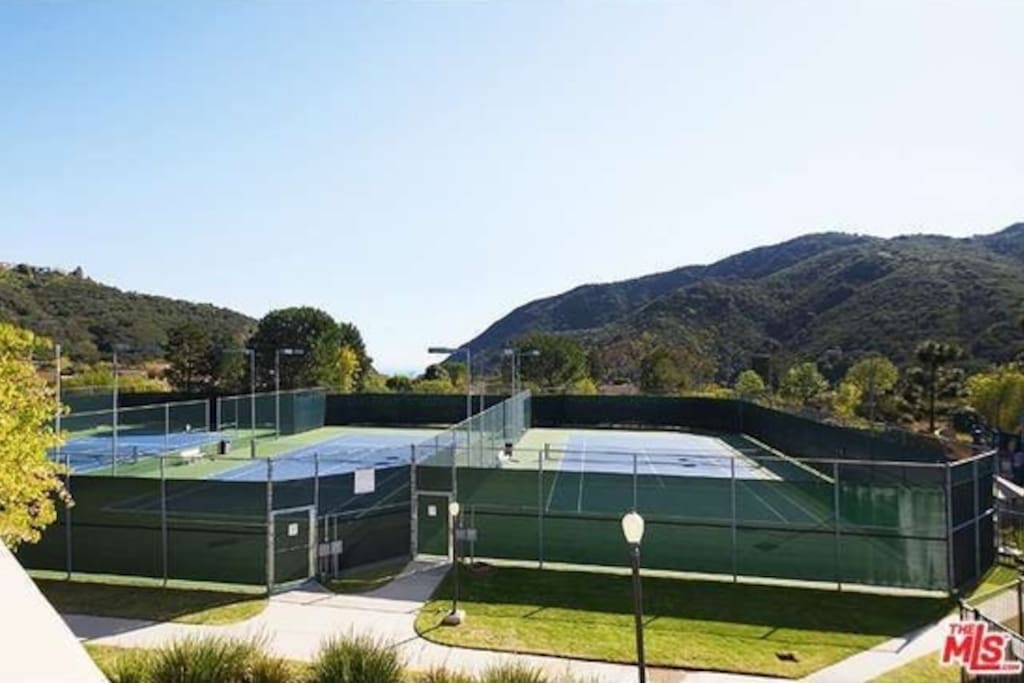 3 Tennis courts next door + gym, table-tennis, foosball