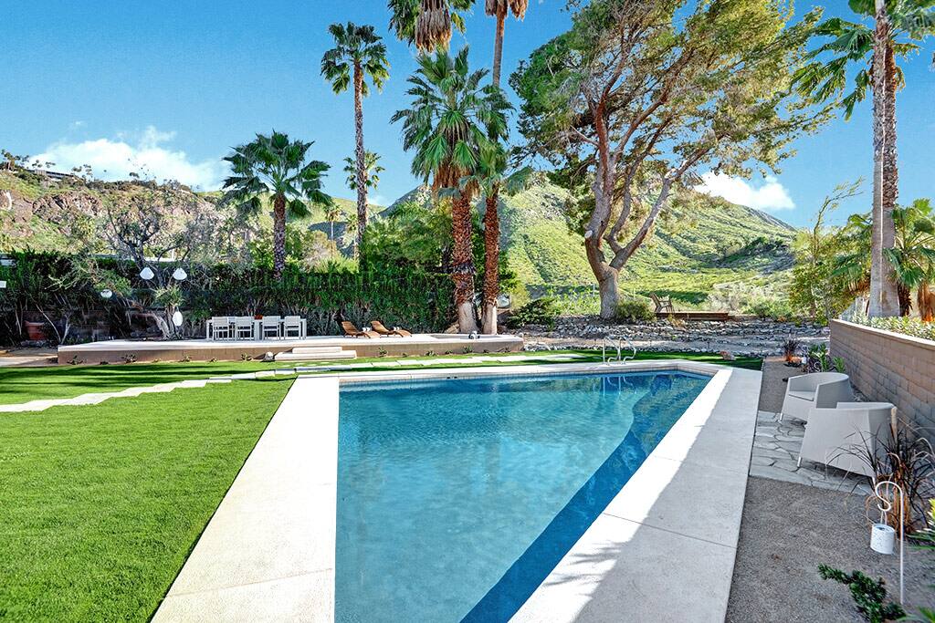 POOL AND MOUNTAIN VIEW - THE PEACH RESIDENCE - PALM SPRINGS VACATION RENTAL POOL HOME