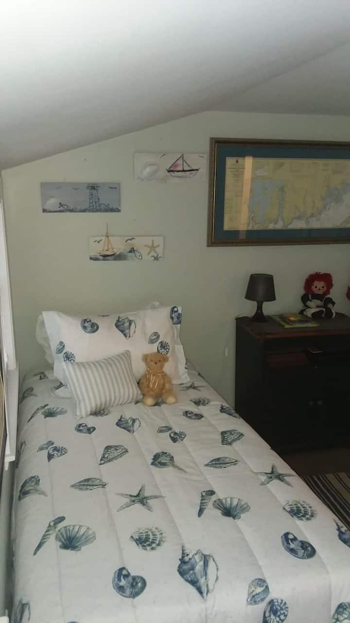 Втора спална соба со брачен кревет и биро.