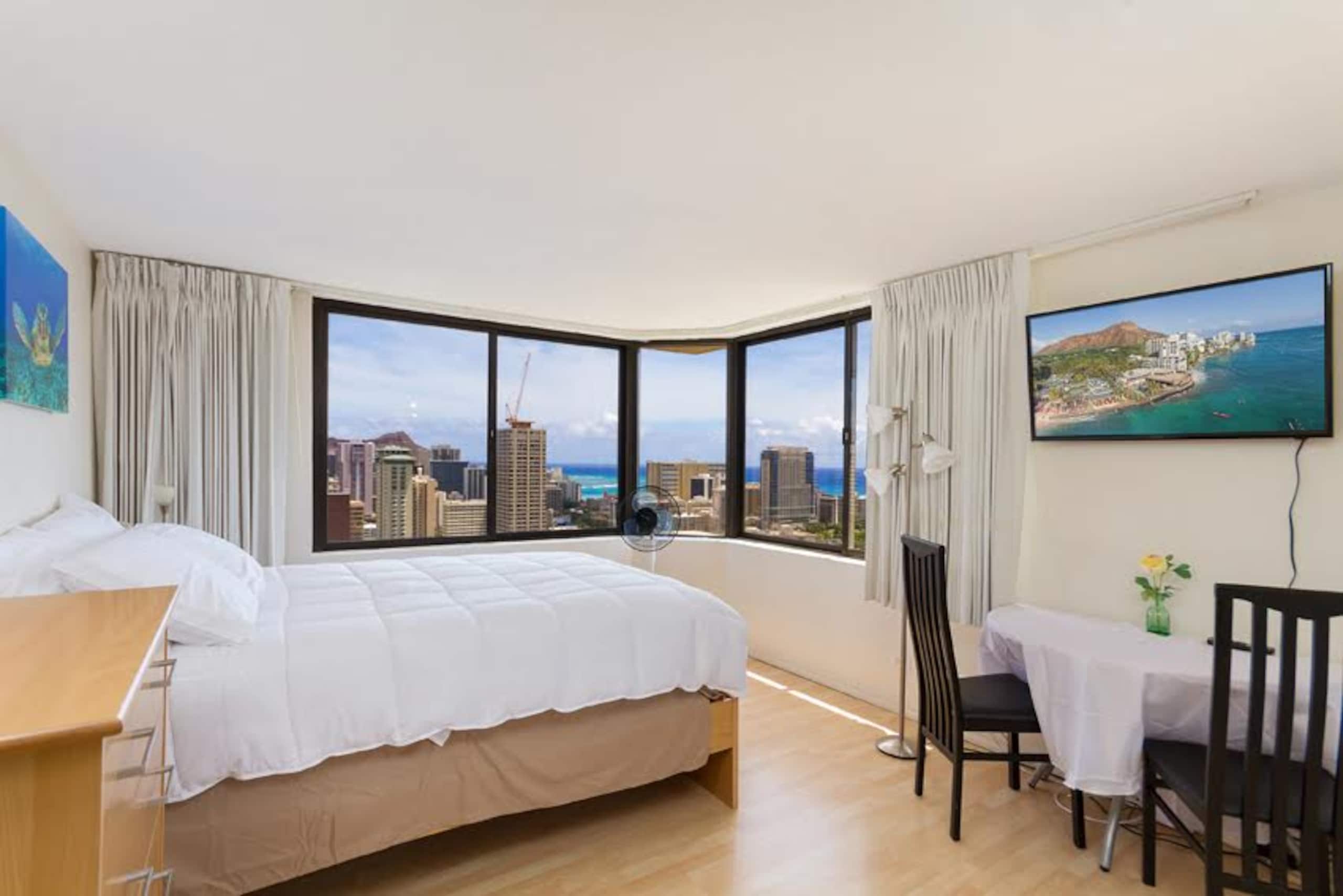 Condo in Honolulu · ★4.65 · Studio · 1 bed · 1 shared bath - Image 1