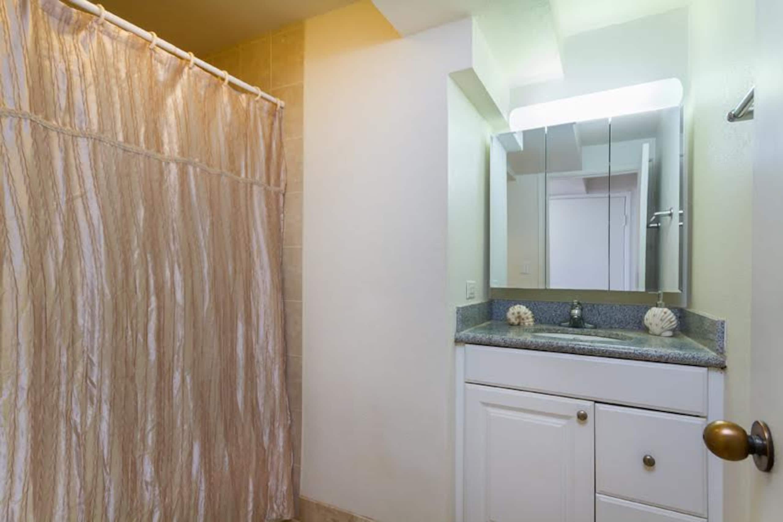 Condo in Honolulu · ★4.65 · Studio · 1 bed · 1 shared bath - Image 8