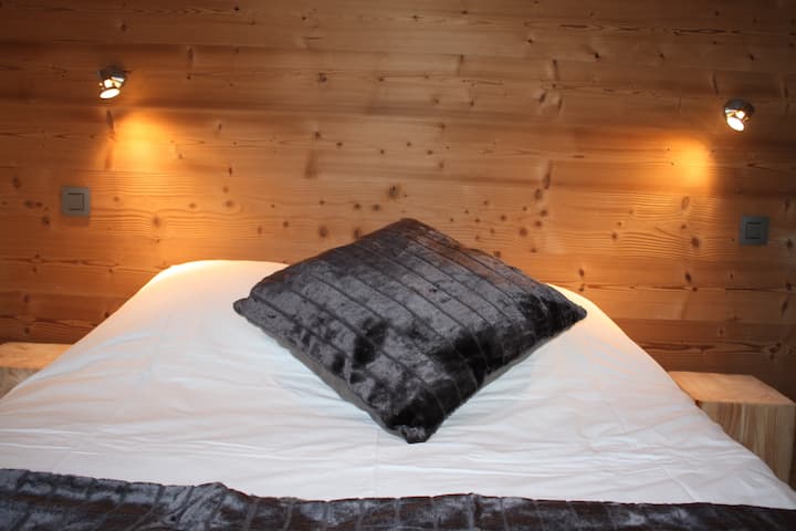 غرفة نوم بسرير مزدوج في الطابق الأرضي