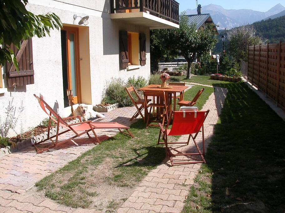entrée du gite et salon de jardin