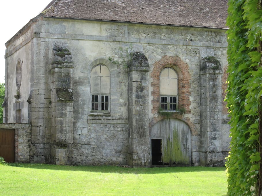 Vue sur l'ancienne église - View of the old church from the cottage