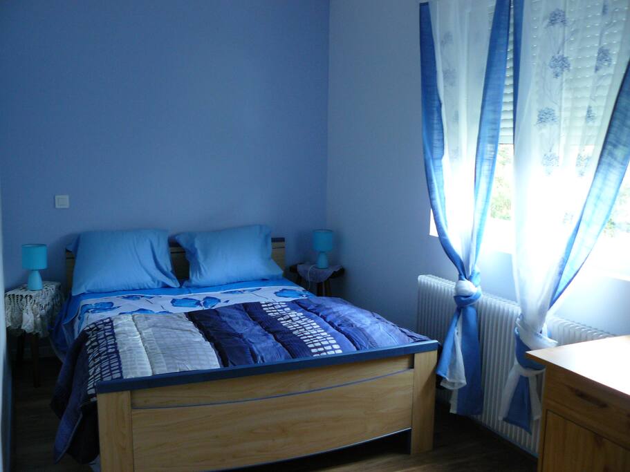 chambre spacieuse avec un grand lit en 140