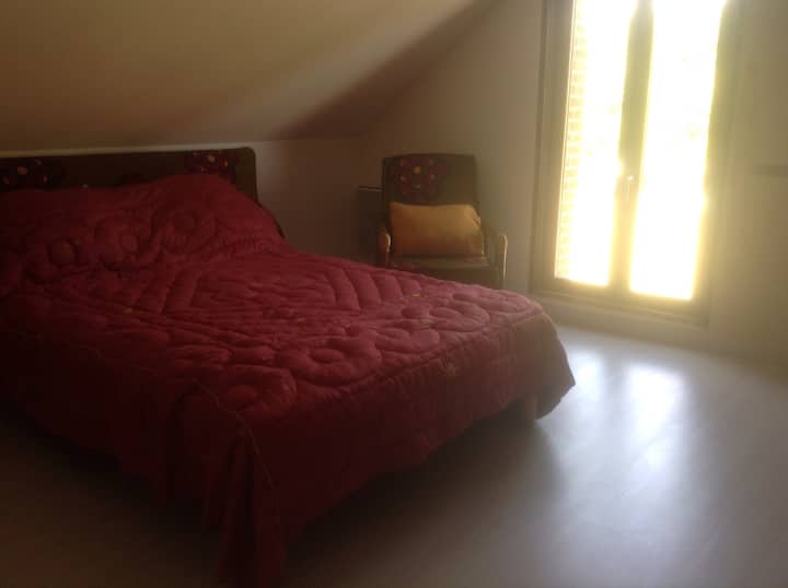 Საძინებელი 2/3 მაღლა აივნით