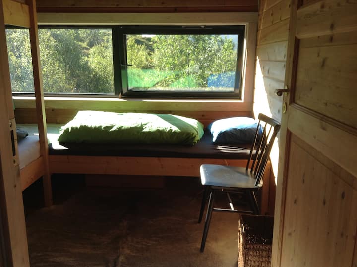 楼下的卧室，床很容易为婴儿准备。