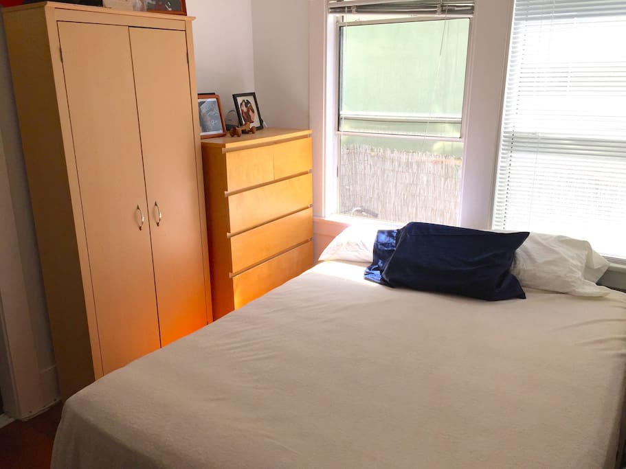 The bed is queen size, organic cotton with latex. Brand new sheets and blanket. In the armoire are beach towels, bath towels, and extra bedding.