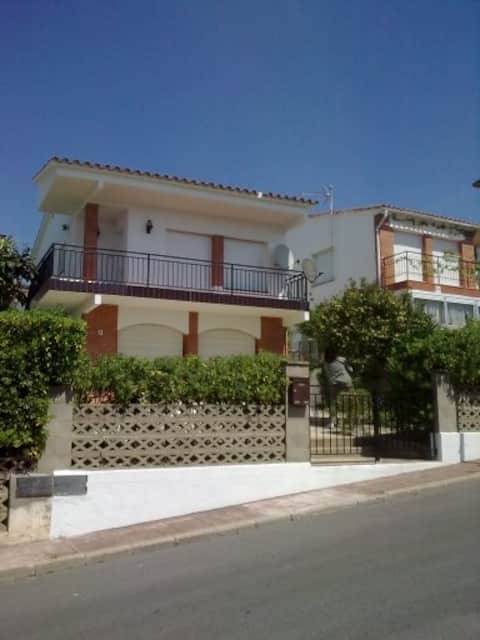Sunny family-friendly house OG.