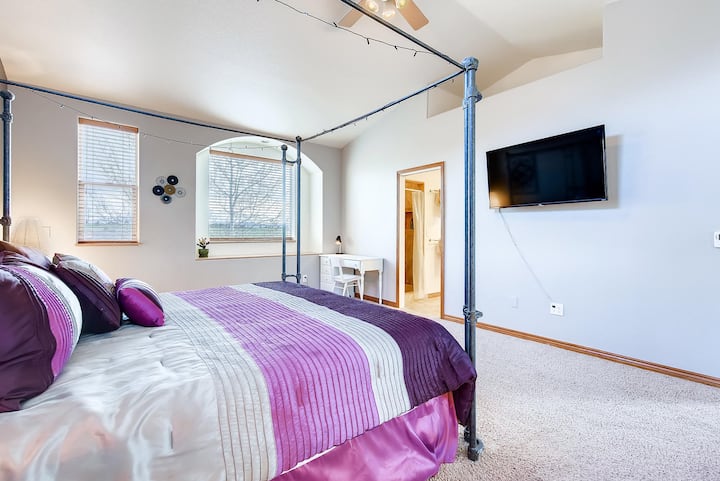 楼上主卧、带有线电视的智能电视、派克斯峰景观和带大衣柜的独立卫生间。