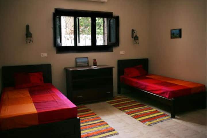 The second bedroom has two comfortable single beds. The cupboard in between has wheels, so the two beds can be easily put together if necessary. 