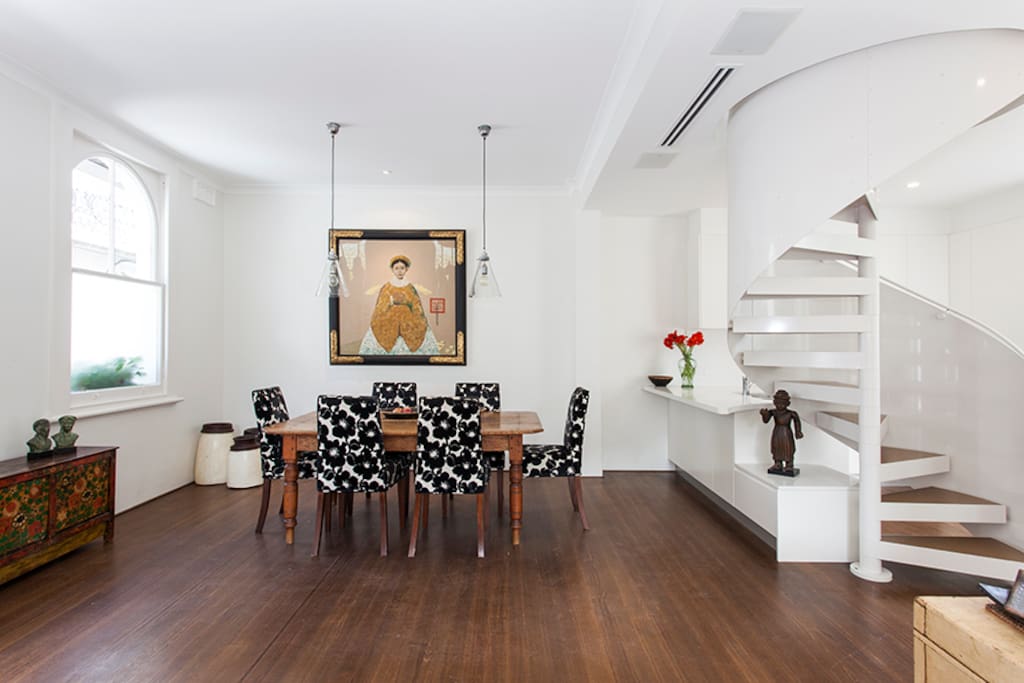 Elegant dining with Asian artefacts