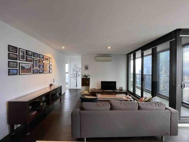 CBD Sky view 3BR/2BA Apt Free Park/Free Tram Zone