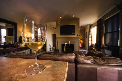 Top Airbnb: Historic Wilma -Beautiful Sunset River view Condo in Missoula