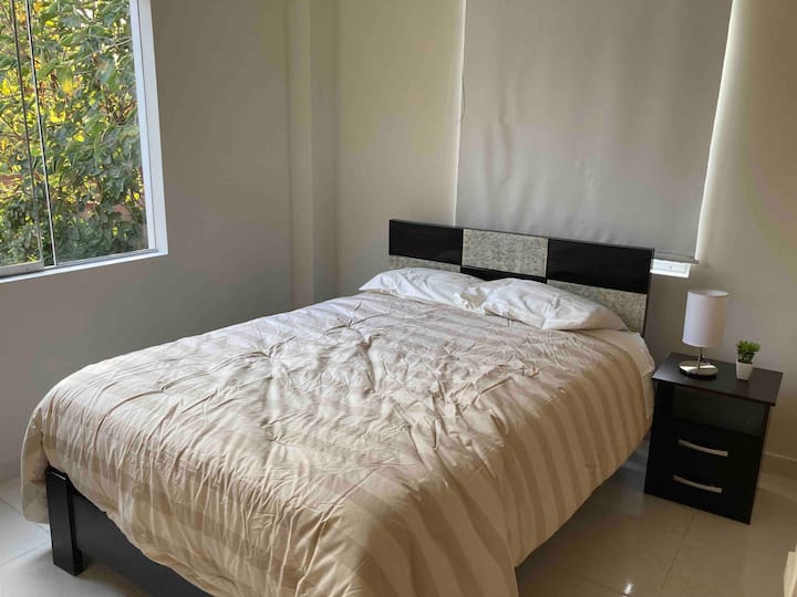 Segundo piso.
Habitación #2: tiene 01 cama de 2 plazas. Baño compartido.

Second floor.
Dormitorio #2: cuenta con una cama matrimonial. Baño compartido.