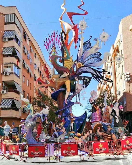 Ninot típico de las fiestas de Sant Joan. Podrás ver como lo montan y como lo queman!