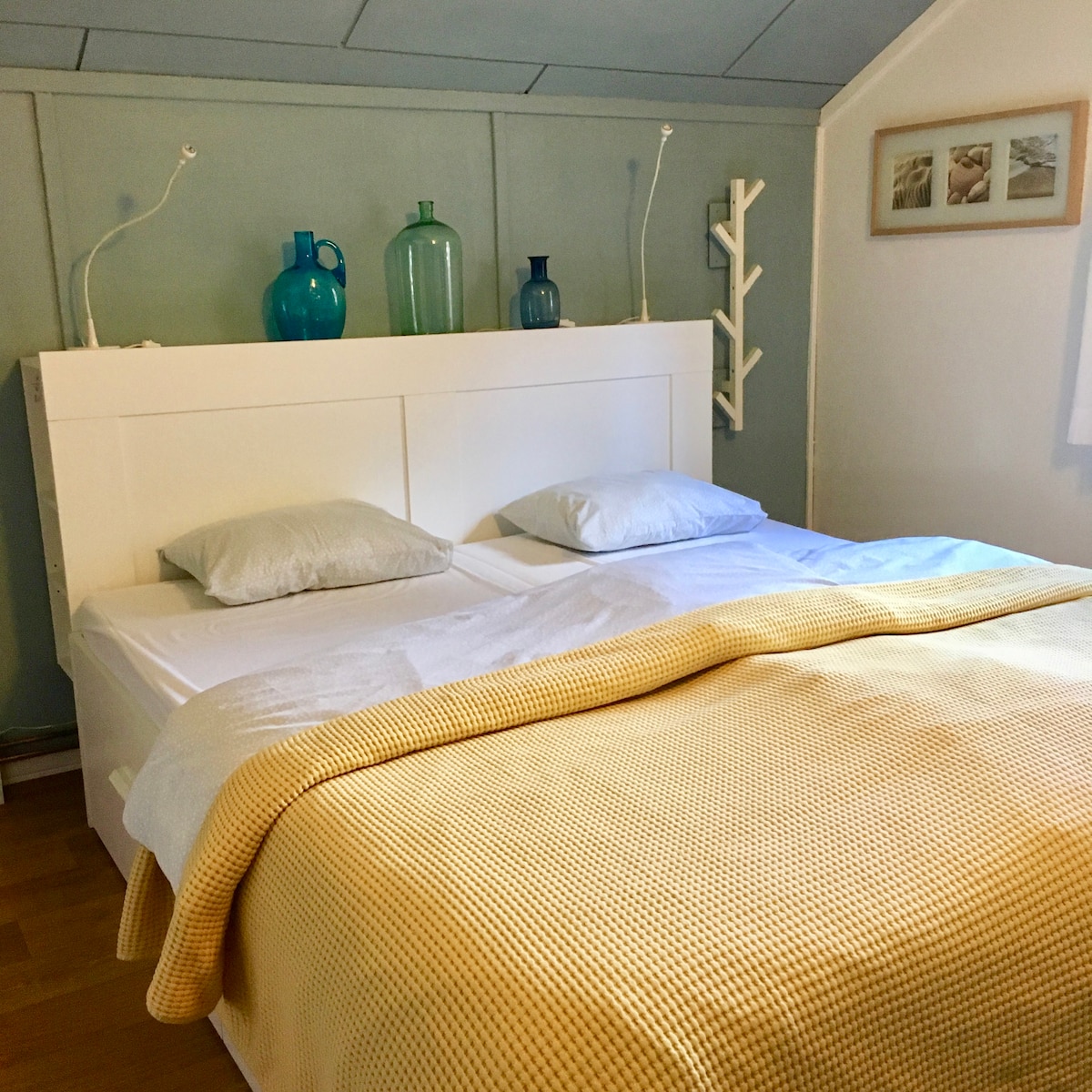 Hlavní ložnice se nachází v prvním patře a má balkon. Pokud cestujete s dítětem, vedle ložnice je malá pečovatelská místnost s dětskou postýlkou.