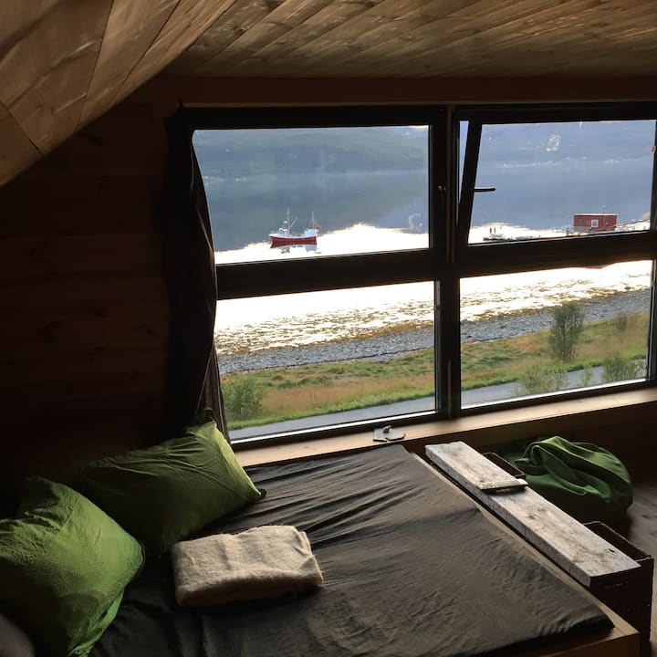 楼上客厅配有电视。
有些人喜欢在这里睡觉，可以听到大海的声音。