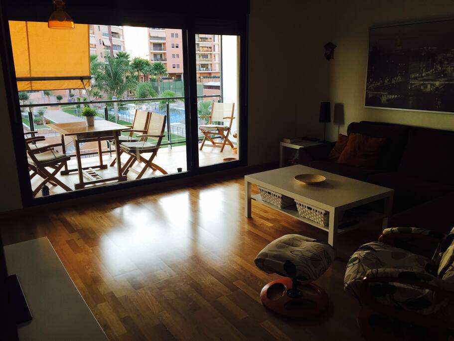 Salón con salida a la terraza y mesa de comedor extensible / Living room directly to the terrace and extending table