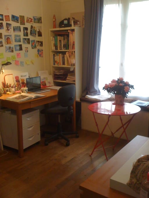 Grande fenêtre avec un rebord aménagé en banquette !