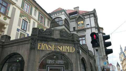 Large flat next to triumphal arc