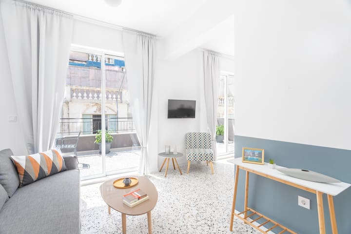 2BDR DESIGNER APT3 w/TERRACE&ROOF ACCESS ACROPOLIS gallery image 2