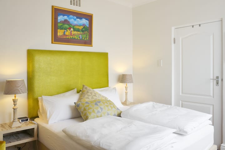 Bračna soba (160x200) sa spojenom kupaonicom i izravnim pristupom dvorištu