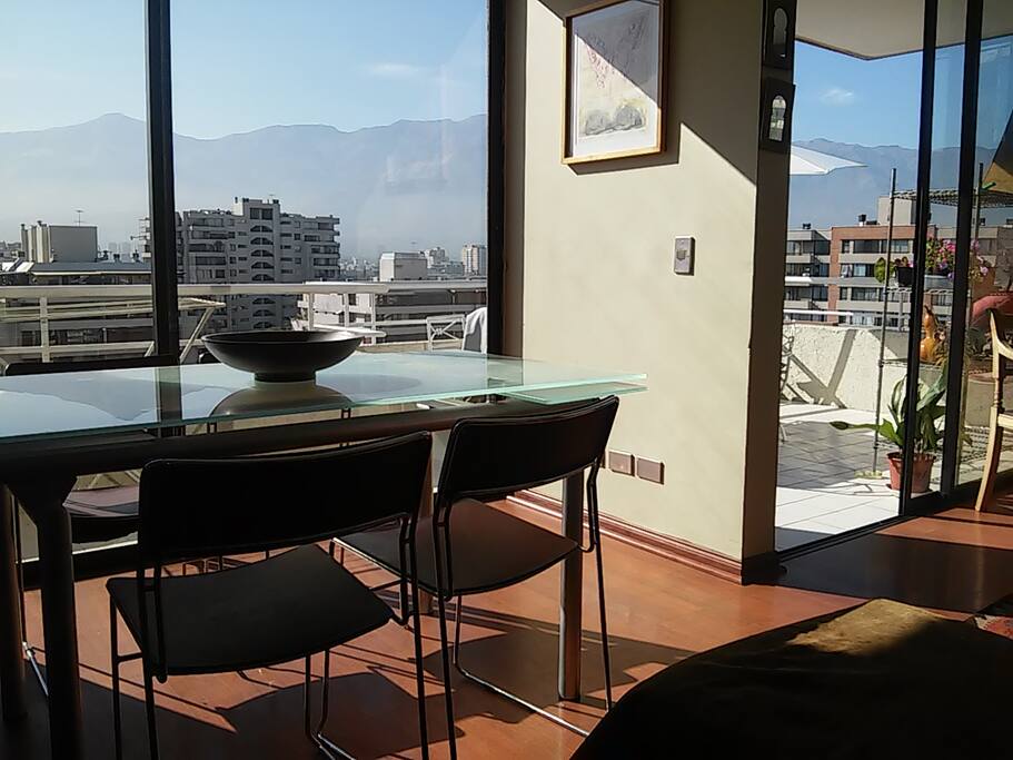 Comedor interior y comedor exterior con hermosas vistas a la cordillera