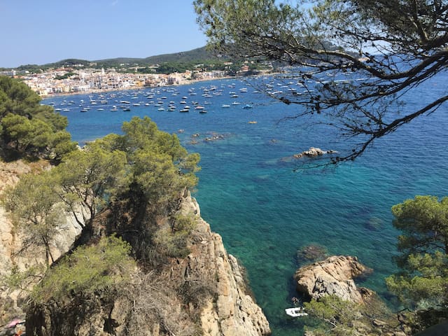 Ubicación fantástica, piscina.Renovado,A/C,Netflix