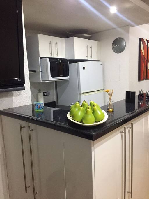 Cocina integral moderna pero acogedora para que te prepares una rica cena!