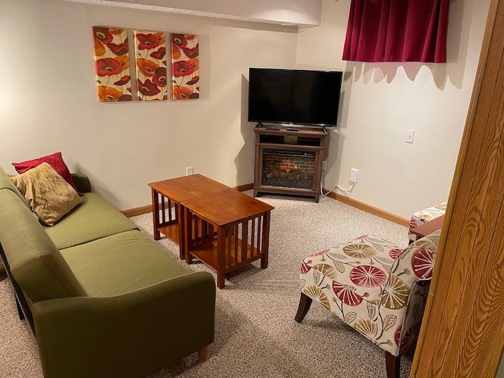 Cozy 1BR w/attached garage near Earlham, IUE, Reid Flats for Rent in