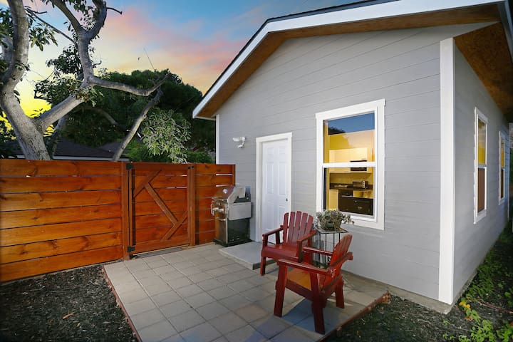 Modern Private Studio, Minutes from Beach!