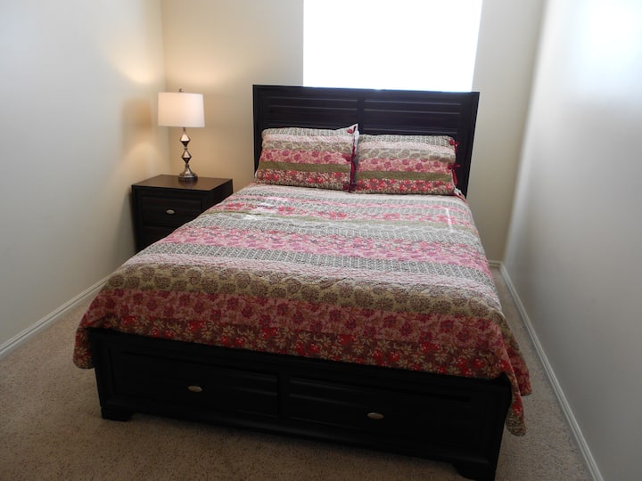 Moja ya vyumba 3 vya kulala vya ghorofa ya pili-Queen.