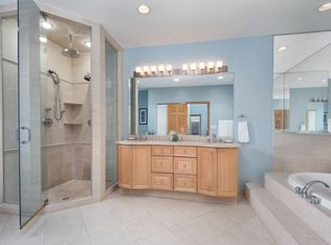 Beautiful Modern, large, 4BR/4BA Private Home gallery image 3