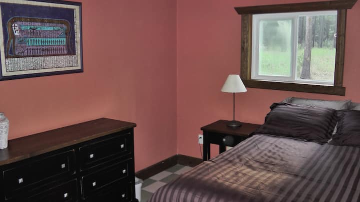 2nd Bedroom/Queen Size bed