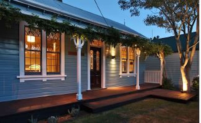 Harper Cottage 1880s charm, walk to city centre