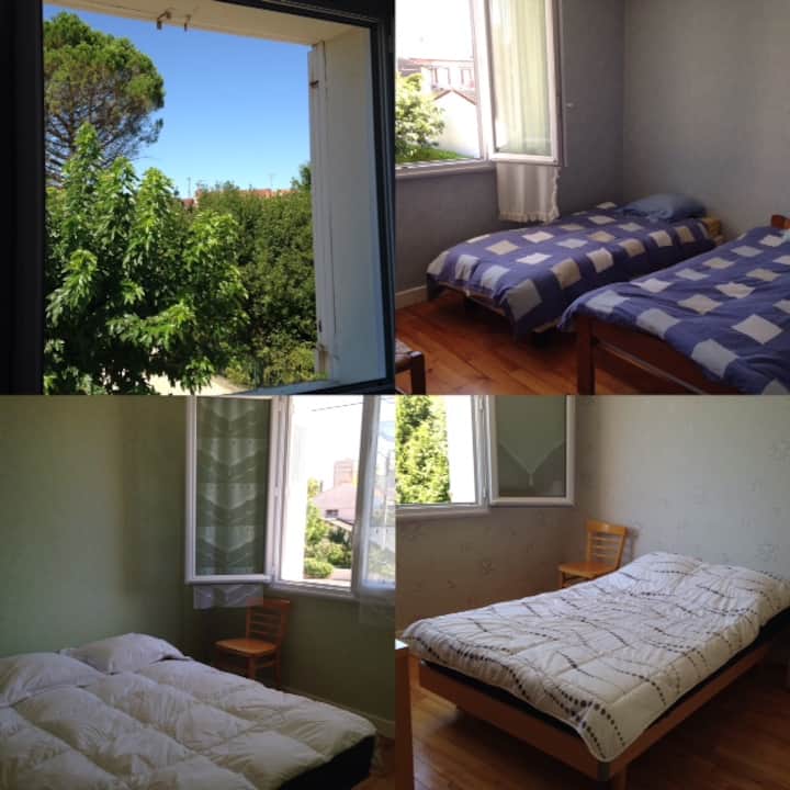 2 chambre sur le jardin avec lit 140 et 2 chambre avec 2 lits  simples dans chacune d'elles