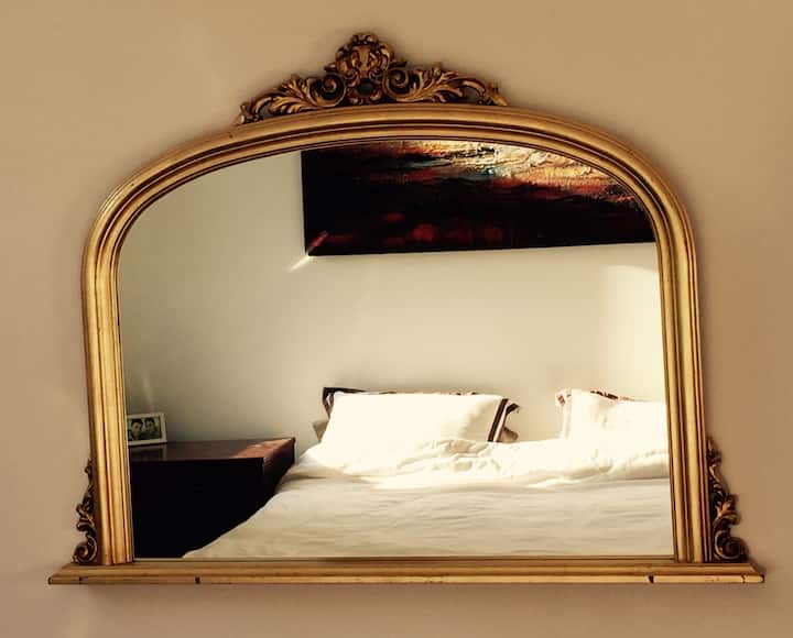 מראה בחדר השינה