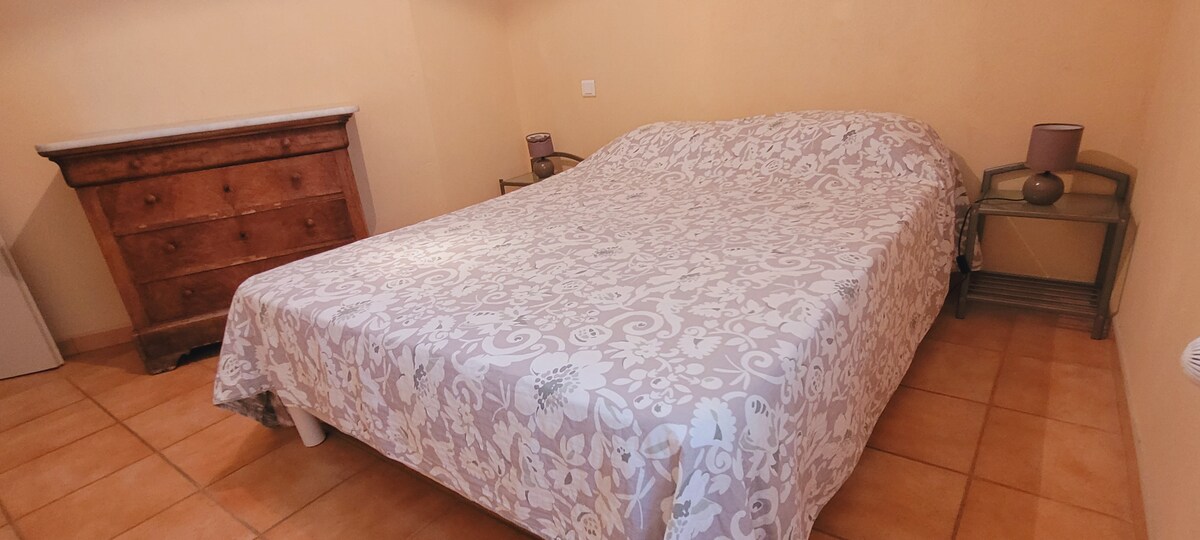 חדר שינה עם מיטה 140