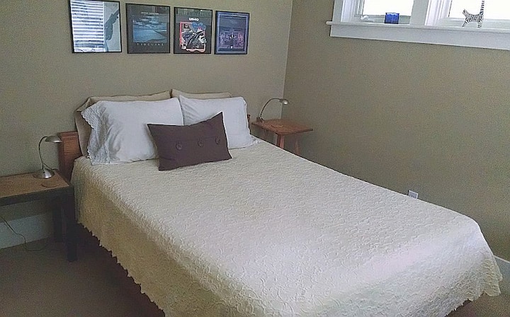 Dormitorio privado con colchón tamaño queen y cubrecamas (nuevo junio de 2015).